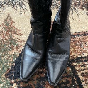 Ladies Dan Post cowboy boots. Minor toe scuffs. Boots are in good condition.